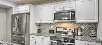 Chic Townhome w/ Deck: 6 Mi to Dtwn Baltimore