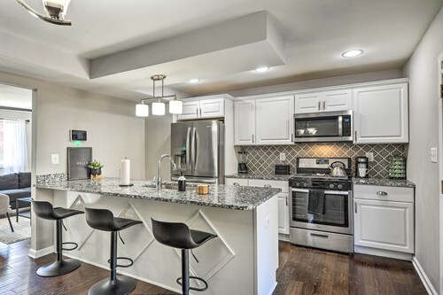 Chic Townhome w/ Deck: 6 Mi to Dtwn Baltimore