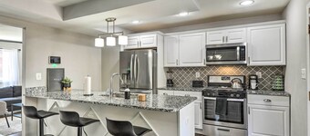 Chic Townhome w/ Deck: 6 Mi to Dtwn Baltimore