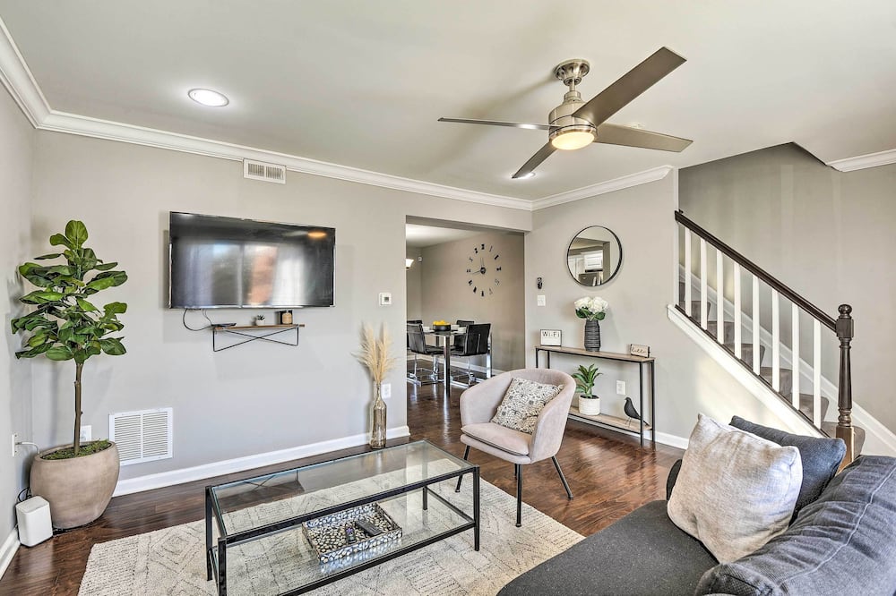 Chic Townhome w/ Deck: 6 Mi to Dtwn Baltimore - Granite, MD