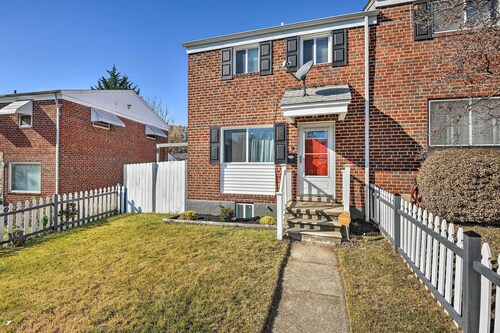 Chic Townhome w/ Deck: 6 Mi to Dtwn Baltimore
