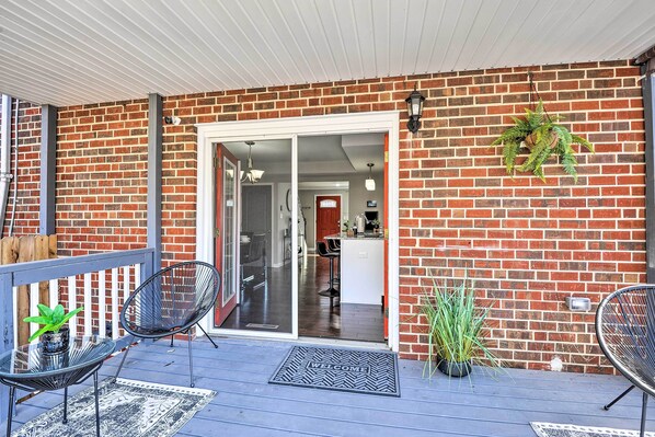 Apartment (4 Bedrooms) | Interior - Chic Townhome w/ Deck: 6 Mi to Dtwn Baltimore (Baltimore)