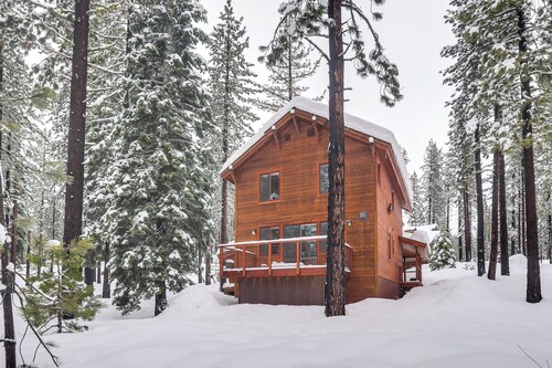 4 Mi to Skiing: Truckee Escape w/ Deck