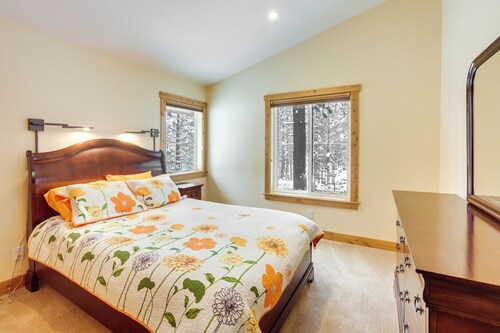 4 Mi to Skiing: Truckee Escape w/ Deck
