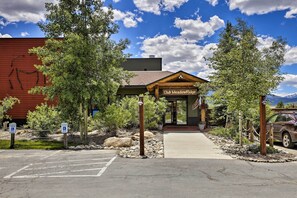 Interior - Eat, Sleep, Ski! Rustic Mtn Condo: Wifi,tv, Hottub (Fraser)