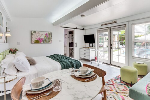 5 Blocks to El Paseo: Palm Desert Casita w/ Pool