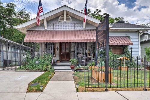 San Antonio Rental w/ Courtyard: Walk to Riverwalk