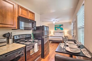 Microwave, oven, stovetop, dishwasher - San Diego Studio ~ 1 Mi to Theaters & Museums (San Diego)