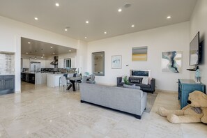House (5 Bedrooms) | Interior
