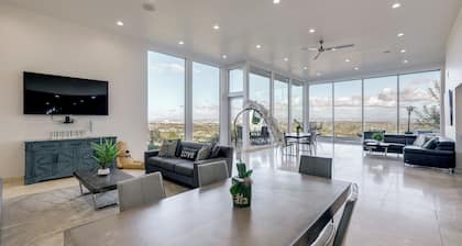 Pool & Coastline Views: Luxe La Jolla Home