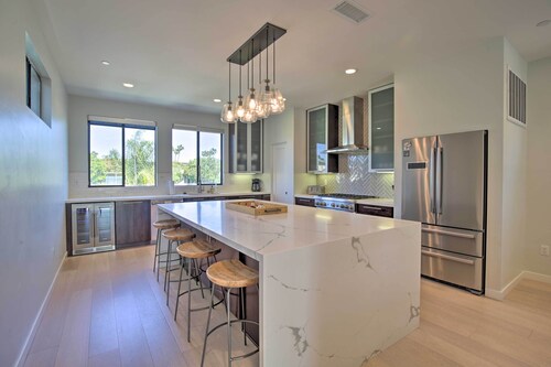 Chic San Diego Abode Rooftop Balcony + Bay Views!