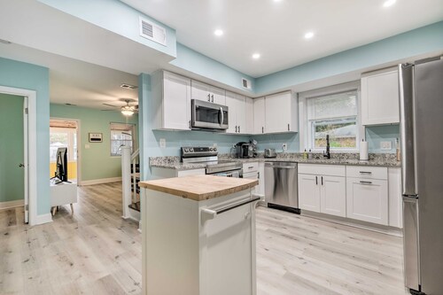 Updated North Beach Cottage: Pet Friendly!