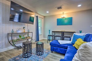 House (2 Bedrooms) | Living area - Updated San Antonio Home Near Dtwn & Parks! (San Antonio)