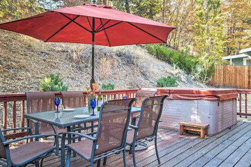 Serene Cabin w/ Hot Tub < 1 Mi to Bear Mountain!