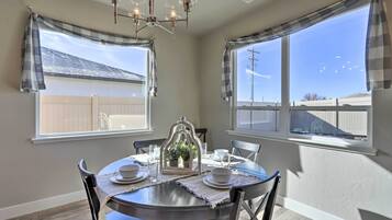 ํ์ฐ์ค (3 Bedrooms) | ๋ด๋ถ