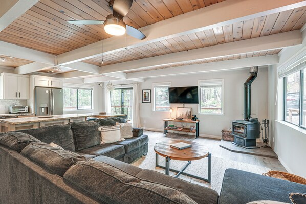 House (3 Bedrooms) | Living area