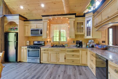 Stunning North Rose Retreat w/ Fishing Pond!