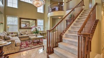 House (5 Bedrooms) | Interior