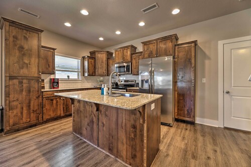 Fayetteville House: Pool Access & Gas Grill!