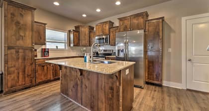 Fayetteville House: Pool Access & Gas Grill!