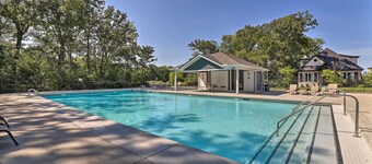 Fayetteville House: Pool Access & Gas Grill!