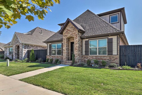 Fayetteville House: Pool Access & Gas Grill!