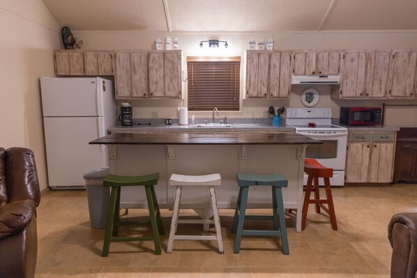 Réfrigérateur, micro-ondes, plaque de cuisson, lave-vaisselle