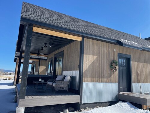 Romantic River Front Cottage at Old Works Golf Course! Hot Tub and Sauna!!