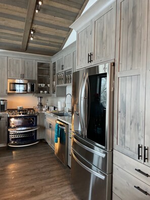 Réfrigérateur, four à micro-ondes, un four, surface de cuisson