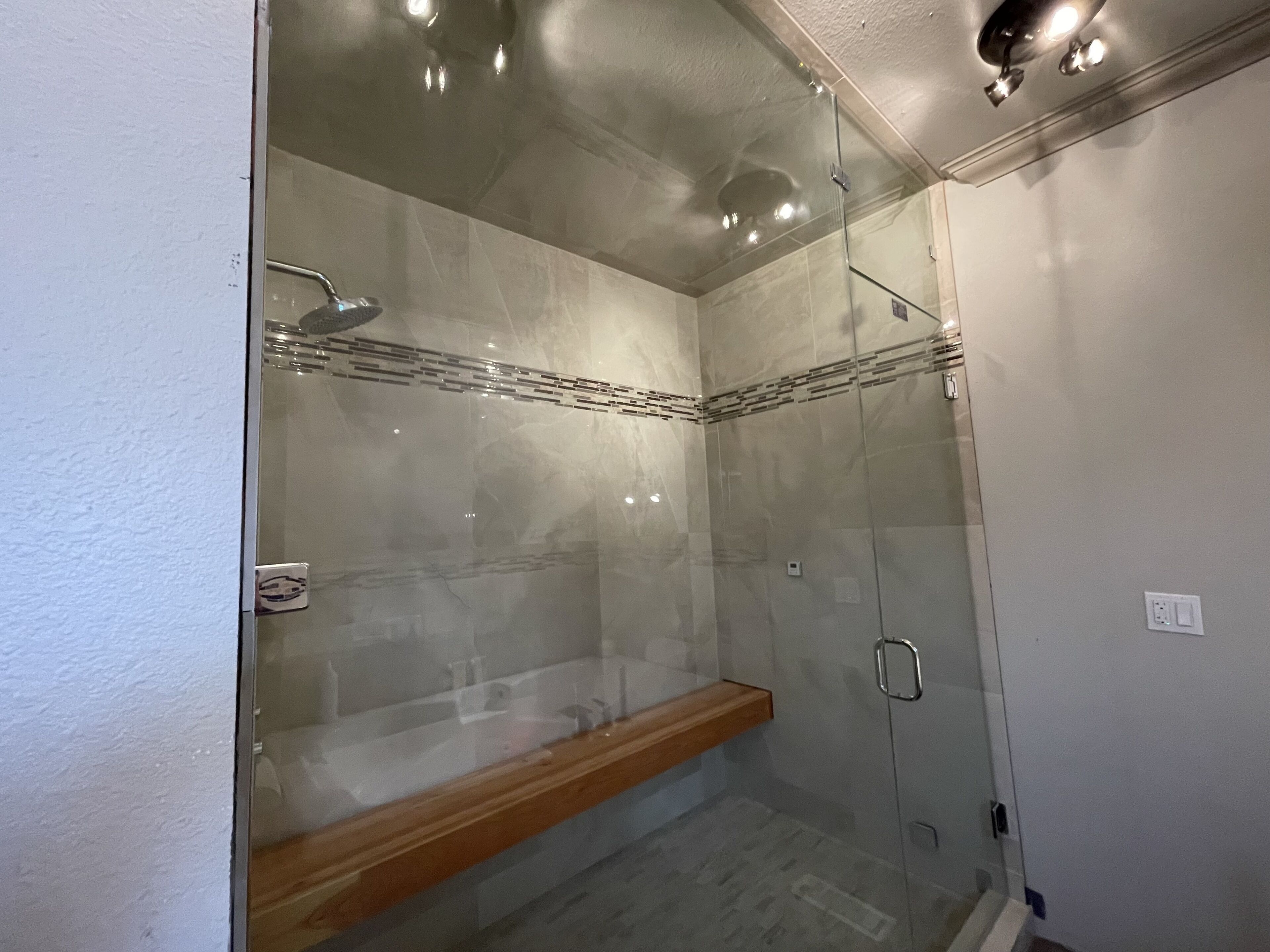 Baignoire à jets, sèche-cheveux, bidet, serviettes fournies