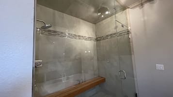 Baignoire Ă jets, sĂšche-cheveux, bidet, serviettes fournies