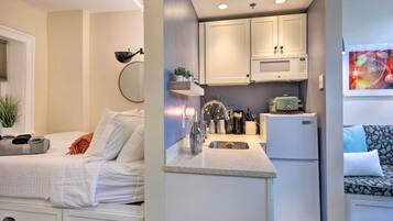 Iron/ironing board, bed sheets