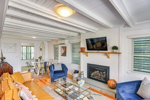 Huis (2 Bedrooms) | Woonruimte | Een televisie en een open haard