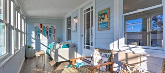 Cozy Coastal Cottage: 5 Mi to Narragansett Beach!