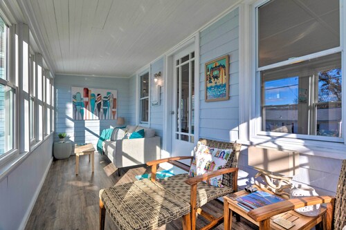 Cozy Coastal Cottage: 5 Mi to Narragansett Beach!