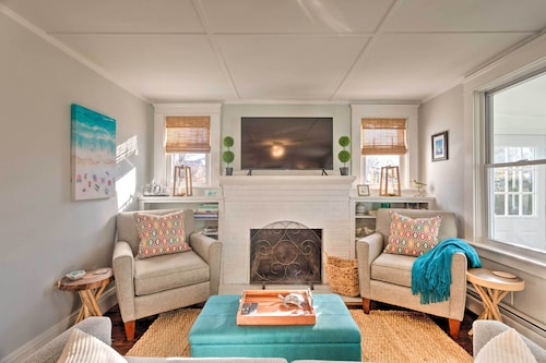 Cozy Coastal Cottage: 5 Mi to Narragansett Beach!