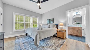 9 bedrooms, WiFi, bed sheets - Tranquil Shores Estate, Luxury Lakefront Compound w/ Heated Salt Pool, Hot Tub, Dock! (Moneta)