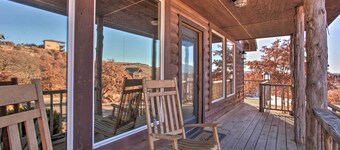 Updated Cabin w/ 360-degree Mtn View: 1 Mi to Lake
