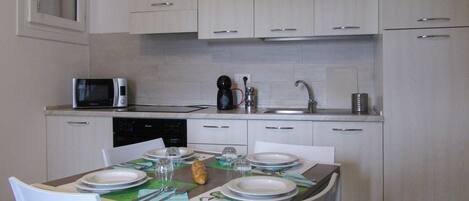 Kühlschrank, Mikrowelle, Ofen, Herdplatte