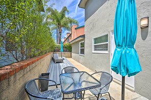 Outdoor dining - Mod San Diego Apt w/ Patio - Walk to Harbor! (San Diego)