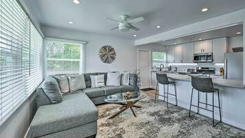 Departamento (1 Bedroom) | Área de sala de estar | Televisión y libros