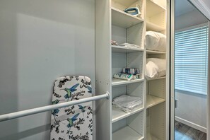 Interior - Mod San Diego Apt w/ Patio - Walk to Harbor! (San Diego)