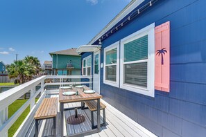 Interior - 1 Mi to Shore: Bright Jamaica Beach Getaway! (Galveston)