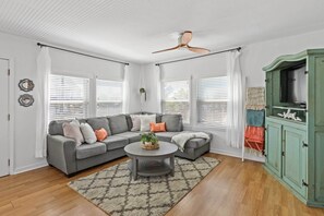 Interior - 1 Mi to Shore: Bright Jamaica Beach Getaway! (Galveston)