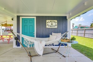 Interior - 1 Mi to Shore: Bright Jamaica Beach Getaway! (Galveston)