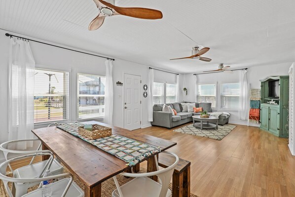 Interior - 1 Mi to Shore: Bright Jamaica Beach Getaway! (Galveston)