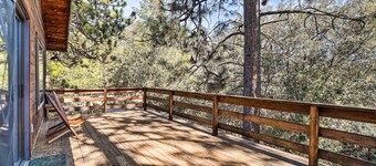 带露台和塔奎茨峰景观的Idyllwild小木屋