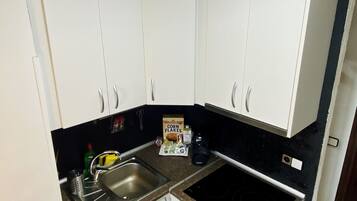 Frigorífico, microondas, horno y placa de cocina