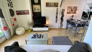 Tabla de planchar con plancha, cuna de viaje, wifi gratis y ropa de cama