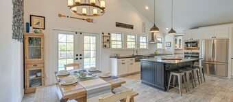 Distinctive Hamptons Home w/ Pool Near Bay, Ocean